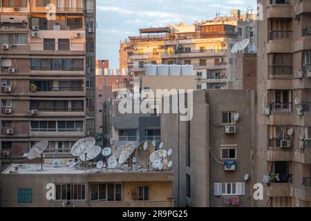 Antennes TV sur le dessus des immeubles d'appartements Banque D'Images