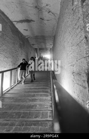 Louxor, Egypte - 1-2-2023: Touristes à un tombeau dans la Vallée des Rois Banque D'Images