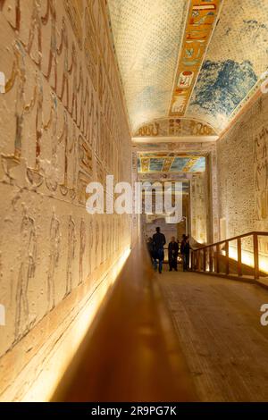 Louxor, Egypte - 1-2-2023: Touristes à un tombeau dans la Vallée des Rois Banque D'Images