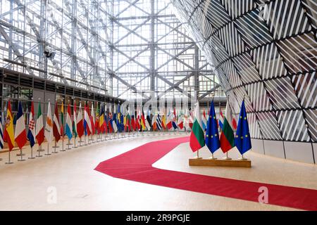 Bruxelles, Belgique. 28th juin 2023. Bruxelles, Belgique, 28 juin 2023. Drapeau européen et drapeau de la Bulgarie dans les bureaux du Conseil européen à Bruxelles (Belgique) sur 28 juin 2023. Crédit: ALEXANDROS MICHAILIDIS/Alamy Live News Banque D'Images