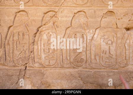 Hiéroglyphes égyptiens écrits sur un mur Banque D'Images