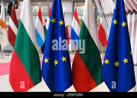 Bruxelles, Belgique. 28th juin 2023. Bruxelles, Belgique, 28 juin 2023. Drapeau européen et drapeau de la Bulgarie dans les bureaux du Conseil européen à Bruxelles (Belgique) sur 28 juin 2023. Crédit: ALEXANDROS MICHAILIDIS/Alamy Live News Banque D'Images