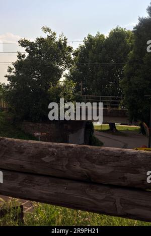 Chemin de terre sous un pont dans un parc vu d'en haut au coucher du soleil Banque D'Images