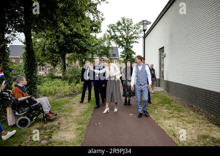 STERKSEL - Reine Maxima lors d'une visite de travail dans le quartier résidentiel inclus Kloostervelden. Le district est relié à Stichting Kempenhaeghe à Heeze-Leende, un centre d'expertise pour les personnes souffrant d'épilepsie complexe, de troubles du sommeil, d'apprentissage neurologique et de troubles du développement. ANP ROBIN VAN LONKHUIJSEN pays-bas sortie - belgique sortie Banque D'Images