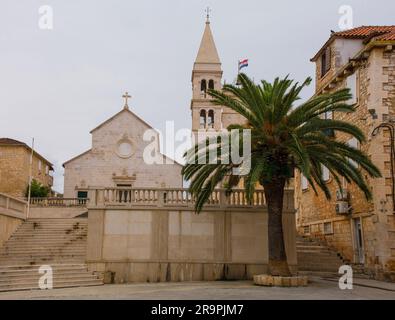 L'église paroissiale de l'Annonciation datant du 17th siècle et clocher de Supetar sur l'île de Brac en Croatie. Connu sous le nom de zupna Crkva Navjestenja Marijina Banque D'Images