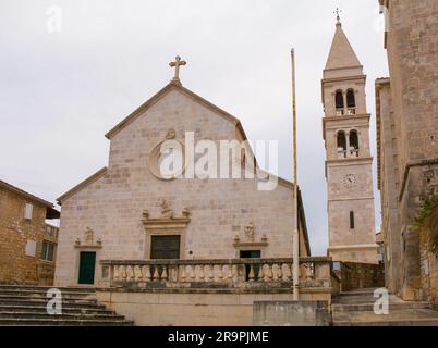 L'église paroissiale de l'Annonciation datant du 17th siècle et clocher de Supetar sur l'île de Brac en Croatie. Connu sous le nom de zupna Crkva Navjestenja Marijina Banque D'Images