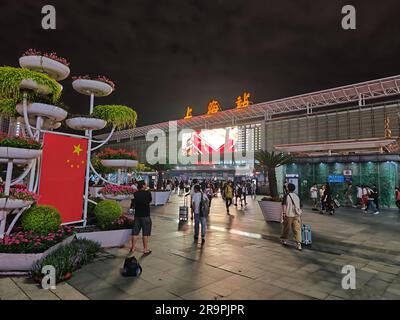 Gare de Shanghai South Plaza la nuit Banque D'Images