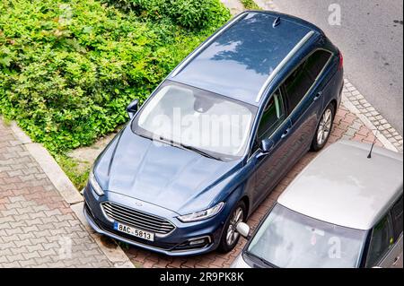 OSTRAVA, RÉPUBLIQUE TCHÈQUE - 23 MAI 2023 : parking de la dernière génération de Ford Mondeo Combi Turnier Banque D'Images