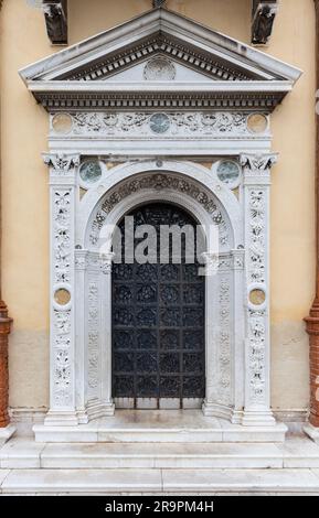 Vue de face d'une ancienne église ou porte du château Banque D'Images