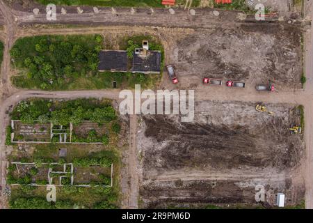 Machines de vue aérienne et équipements lourds sur un grand chantier de construction Banque D'Images