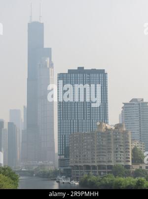 Chicago, États-Unis. 28th juin 2023. Une brume étouffante entoure le centre-ville de Chicago, Illinois, mercredi, 28 juin 2003. La fumée des feux de forêt canadiens s'est glissée dans le Midwest supérieur des États-Unis, ce qui a donné lieu à des avertissements sur la qualité de l'air. Photo de Tannen Maury/UPI crédit: UPI/Alay Live News Banque D'Images