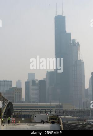 Chicago, États-Unis. 28th juin 2023. Une brume fumée entoure le centre-ville de Chicago, Illinois, mercredi, 28 juin 2003. La fumée des feux de forêt canadiens s'est glissée dans le Midwest supérieur des États-Unis, ce qui a donné lieu à des avertissements sur la qualité de l'air. Photo de Tannen Maury/UPI crédit: UPI/Alay Live News Banque D'Images