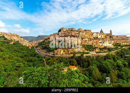 Vue à couper le souffle sur la colline Ragusa, Sicile, Italie. t est la capitale de la province de Ragusa, sur l'île de Sicile. Banque D'Images