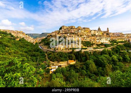 Vue à couper le souffle sur la colline Ragusa, Sicile, Italie. t est la capitale de la province de Ragusa, sur l'île de Sicile. Banque D'Images