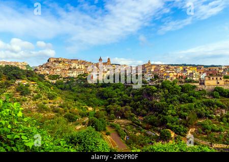 Vue à couper le souffle sur la colline Ragusa, Sicile, Italie. t est la capitale de la province de Ragusa, sur l'île de Sicile. Banque D'Images