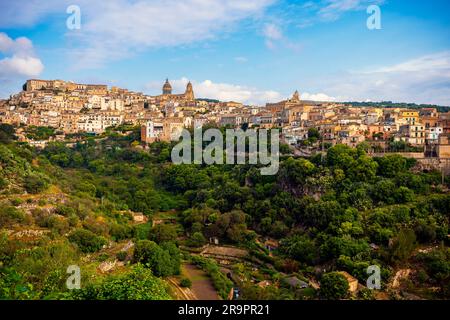 Vue à couper le souffle sur la colline Ragusa, Sicile, Italie. t est la capitale de la province de Ragusa, sur l'île de Sicile. Banque D'Images