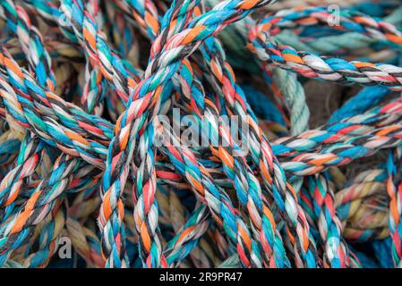 Pile de corde de pêche et filet de nylon. Vue rapprochée Banque D'Images