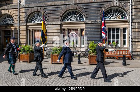 Des soldats défilent lors d'une cérémonie portant des drapeaux aux chambres du Conseil municipal pour souligner la Journée des forces armées, à Édimbourg, en Écosse, au Royaume-Uni Banque D'Images