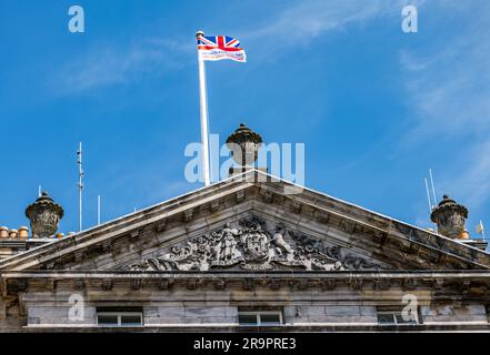 Drapeau volant sur les chambres du conseil municipal pour marquer la Journée des forces armées, Édimbourg, Écosse, Royaume-Uni Banque D'Images