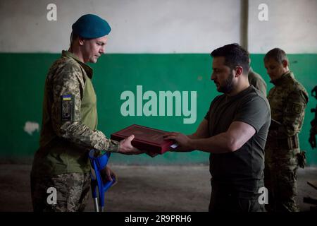 Berdyansk, Ukraine. 26 juin 2023. Le président ukrainien Volodymyr Zelenskyy, à droite, décerne des médailles d'État à l'Ukraine Marines avec la Brigade présidentielle séparée de Hetman Bohdan Khmelnytskyi lors d'une visite à des postes en première ligne dans la région de Donetsk, à 26 juin 2023, à Berdyansk, oblast de Donetsk, en Ukraine. Crédit: Pool photo/Bureau de presse présidentiel ukrainien/Alamy Live News Banque D'Images