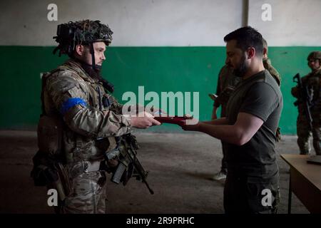 Berdyansk, Ukraine. 26 juin 2023. Le président ukrainien Volodymyr Zelenskyy, à droite, décerne des médailles d'État à l'Ukraine Marines avec la Brigade présidentielle séparée de Hetman Bohdan Khmelnytskyi lors d'une visite à des postes en première ligne dans la région de Donetsk, à 26 juin 2023, à Berdyansk, oblast de Donetsk, en Ukraine. Crédit: Pool photo/Bureau de presse présidentiel ukrainien/Alamy Live News Banque D'Images