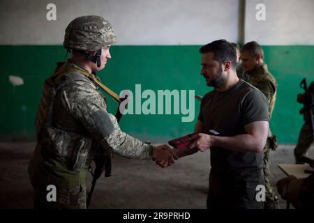 Berdyansk, Ukraine. 26 juin 2023. Le président ukrainien Volodymyr Zelenskyy, à droite, décerne des médailles d'État à l'Ukraine Marines avec la Brigade présidentielle séparée de Hetman Bohdan Khmelnytskyi lors d'une visite à des postes en première ligne dans la région de Donetsk, à 26 juin 2023, à Berdyansk, oblast de Donetsk, en Ukraine. Crédit: Pool photo/Bureau de presse présidentiel ukrainien/Alamy Live News Banque D'Images