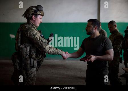 Berdyansk, Ukraine. 26 juin 2023. Le président ukrainien Volodymyr Zelenskyy, à droite, décerne des médailles d'État à l'Ukraine Marines avec la Brigade présidentielle séparée de Hetman Bohdan Khmelnytskyi lors d'une visite à des postes en première ligne dans la région de Donetsk, à 26 juin 2023, à Berdyansk, oblast de Donetsk, en Ukraine. Crédit: Pool photo/Bureau de presse présidentiel ukrainien/Alamy Live News Banque D'Images