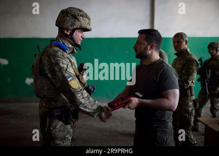 Berdyansk, Ukraine. 26 juin 2023. Le président ukrainien Volodymyr Zelenskyy, à droite, décerne des médailles d'État à l'Ukraine Marines avec la Brigade présidentielle séparée de Hetman Bohdan Khmelnytskyi lors d'une visite à des postes en première ligne dans la région de Donetsk, à 26 juin 2023, à Berdyansk, oblast de Donetsk, en Ukraine. Crédit: Pool photo/Bureau de presse présidentiel ukrainien/Alamy Live News Banque D'Images