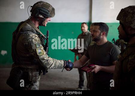 Berdyansk, Ukraine. 26 juin 2023. Le président ukrainien Volodymyr Zelenskyy, à droite, décerne des médailles d'État à l'Ukraine Marines avec la Brigade présidentielle séparée de Hetman Bohdan Khmelnytskyi lors d'une visite à des postes en première ligne dans la région de Donetsk, à 26 juin 2023, à Berdyansk, oblast de Donetsk, en Ukraine. Crédit: Pool photo/Bureau de presse présidentiel ukrainien/Alamy Live News Banque D'Images