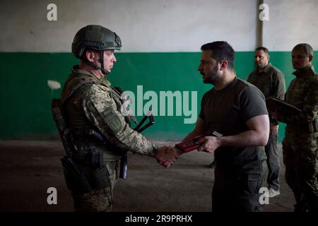 Berdyansk, Ukraine. 26 juin 2023. Le président ukrainien Volodymyr Zelenskyy, à droite, décerne des médailles d'État à l'Ukraine Marines avec la Brigade présidentielle séparée de Hetman Bohdan Khmelnytskyi lors d'une visite à des postes en première ligne dans la région de Donetsk, à 26 juin 2023, à Berdyansk, oblast de Donetsk, en Ukraine. Crédit: Pool photo/Bureau de presse présidentiel ukrainien/Alamy Live News Banque D'Images