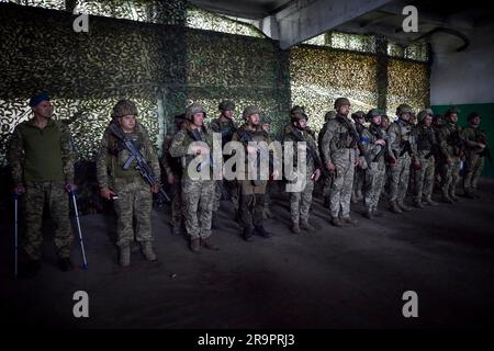 Berdyansk, Ukraine. 26 juin 2023. Ukraine des Marines avec la Brigade présidentielle séparée de Hetman Bohdan Khmelnytskyi se sont mises en file lors d'une visite du président ukrainien Volodymyr Zelenskyy, aux postes de première ligne dans la région de Donetsk, à 26 juin 2023, à Berdyansk, oblast de Donetsk, en Ukraine. Crédit: Pool photo/Bureau de presse présidentiel ukrainien/Alamy Live News Banque D'Images