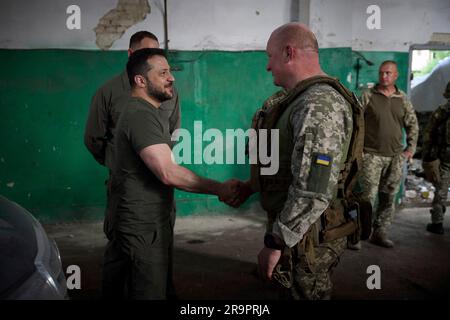 Berdyansk, Ukraine. 26 juin 2023. Le président ukrainien Volodymyr Zelenskyy, à droite, décerne des médailles d'État à l'Ukraine Marines avec la Brigade présidentielle séparée de Hetman Bohdan Khmelnytskyi lors d'une visite à des postes en première ligne dans la région de Donetsk, à 26 juin 2023, à Berdyansk, oblast de Donetsk, en Ukraine. Crédit: Pool photo/Bureau de presse présidentiel ukrainien/Alamy Live News Banque D'Images