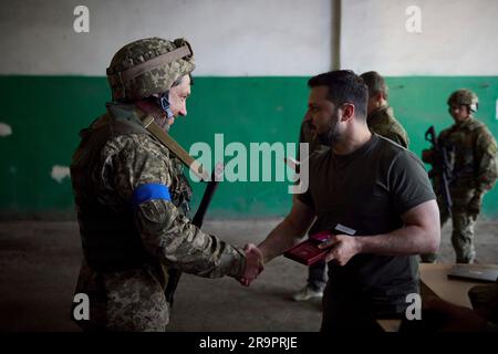 Berdyansk, Ukraine. 26 juin 2023. Le président ukrainien Volodymyr Zelenskyy, à droite, décerne des médailles d'État à l'Ukraine Marines avec la Brigade présidentielle séparée de Hetman Bohdan Khmelnytskyi lors d'une visite à des postes en première ligne dans la région de Donetsk, à 26 juin 2023, à Berdyansk, oblast de Donetsk, en Ukraine. Crédit: Pool photo/Bureau de presse présidentiel ukrainien/Alamy Live News Banque D'Images