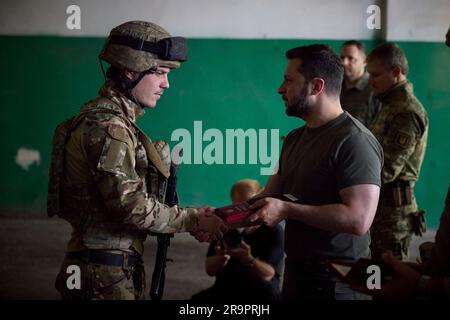 Berdyansk, Ukraine. 26 juin 2023. Le président ukrainien Volodymyr Zelenskyy, à droite, décerne des médailles d'État à l'Ukraine Marines avec la Brigade présidentielle séparée de Hetman Bohdan Khmelnytskyi lors d'une visite à des postes en première ligne dans la région de Donetsk, à 26 juin 2023, à Berdyansk, oblast de Donetsk, en Ukraine. Crédit: Pool photo/Bureau de presse présidentiel ukrainien/Alamy Live News Banque D'Images