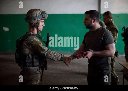 Berdyansk, Ukraine. 26 juin 2023. Le président ukrainien Volodymyr Zelenskyy, à droite, décerne des médailles d'État à l'Ukraine Marines avec la Brigade présidentielle séparée de Hetman Bohdan Khmelnytskyi lors d'une visite à des postes en première ligne dans la région de Donetsk, à 26 juin 2023, à Berdyansk, oblast de Donetsk, en Ukraine. Crédit: Pool photo/Bureau de presse présidentiel ukrainien/Alamy Live News Banque D'Images