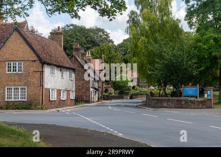 Village d'Ivinghoe, vue sur la rue haute en été, Buckinghamshire, Angleterre, Royaume-Uni Banque D'Images