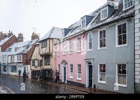 Maisons colorées à Lewes High Street pendant Une douche à la neige, Lewes, East Sussex, Royaume-Uni. Banque D'Images