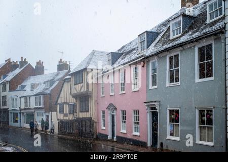 Maisons colorées à Lewes High Street pendant Une douche à la neige, Lewes, East Sussex, Royaume-Uni. Banque D'Images