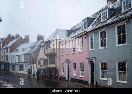 Maisons colorées à Lewes High Street pendant Une douche à la neige, Lewes, East Sussex, Royaume-Uni. Banque D'Images