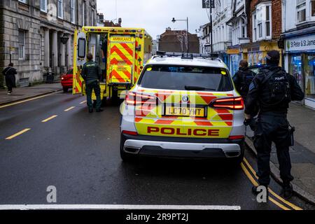 Les unités de police armée réagissent à un incident survenu à l'hôtel White Hart de Lewes High Street, à Lewes, dans l'est du Sussex, au Royaume-Uni. Banque D'Images