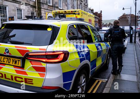 Les unités de police armée réagissent à un incident survenu à l'hôtel White Hart de Lewes High Street, à Lewes, dans l'est du Sussex, au Royaume-Uni. Banque D'Images