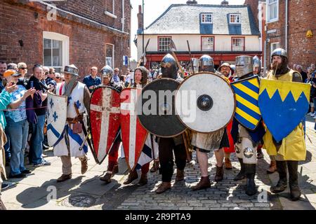 Les personnes vêtues de costume médiéval prennent part à la reconstitution annuelle de la bataille de Lewes en 1264, à Lewes, dans l'est du Sussex, au Royaume-Uni Banque D'Images