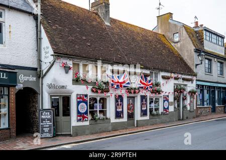 Le pub Olde Black Horse affiche des drapeaux et des portraits du roi à l'extérieur du pub pour célébrer le couronnement, Rottingdean, Sussex, Royaume-Uni. Banque D'Images