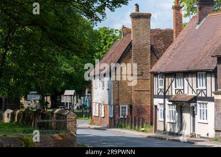 Village d'Ivinghoe, vue sur la rue haute en été, Buckinghamshire, Angleterre, Royaume-Uni Banque D'Images