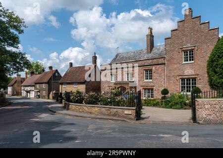 Village d'Ivinghoe, vue sur la rue haute en été, Buckinghamshire, Angleterre, Royaume-Uni, avec l'ancien vicarage sur la droite Banque D'Images