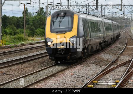 L'Avanti West Coast Super Voyager 221108 traverse Rugeley Trent Valley avec le service Holyhead 08:53 à London Euston le 28 juin 2023 Banque D'Images