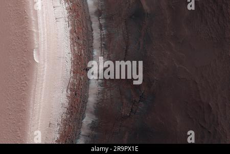 Mars a une calotte glaciaire d'environ 3 km d'épaisseur à son pôle Nord, avec des falaises jusqu'à 800 mètres de haut, brisées en blocs déchiquetés avec des débris à la base, observés par HiRISE sur mars reconnaissance Orbiter (MRO). Banque D'Images