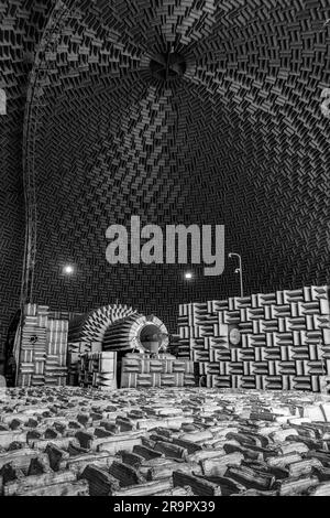 L’Aero-Acoustic propulsion Laboratory (AAPL) du Glenn Research Center de la NASA est une installation destinée à tester la propulsion et les performances acoustiques des systèmes aérospatiaux. Situé dans le bâtiment 150, il soutient la recherche et le développement en aérodynamique, en réduction du bruit et en performance des moteurs. Banque D'Images