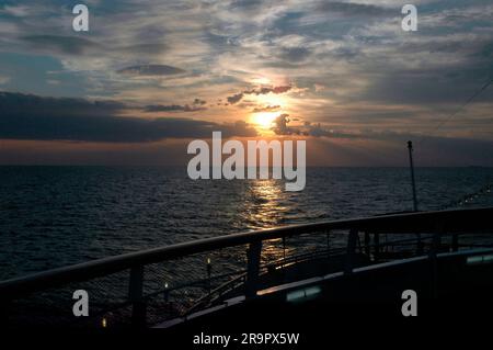 vue sur le ciel au lever du soleil depuis un bateau de croisière dans la mer méditerranée Banque D'Images