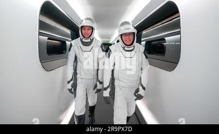 Lancement de SpaceX Crew-6 de la NASA - les astronautes s'infilent à la LC-39A. Les astronautes SpaceX Crew-6 de la NASA descendent le bras d'accès de l'équipage vers le vaisseau spatial Dragon Endeavour. De gauche à droite se trouvent les astronautes de la NASA Warren Hoburg, pilote, et Stephen Bowen, commandant de vaisseau spatial. Avec Sultan Alneyadi, astronaute et spécialiste de mission des Émirats arabes Unis, et Andrey Fedyaev, cosmonaute et spécialiste de mission de Roscosmos, ils se lanceront à bord de l'équipage Dragon Endeavour à bord d'un Falcon SpaceX 9. Le lancement est prévu pour 12 h 34 Est sur 2 mars à partir de Launch Complex 39A. CRE Banque D'Images